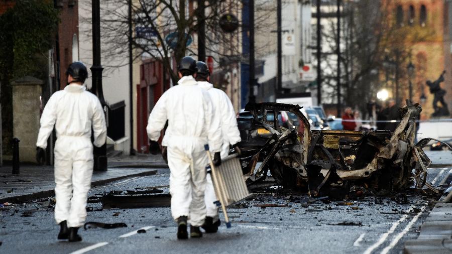Peritos analisam destroços de carro-bomba na cidade de Londonderry, na Irlanda do Norte - REUTERS/Clodagh Kilcoyne