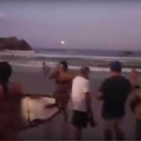 Imagem de vídeo com suposta bola de fogo no céu da praia do Campeche, em Florianópolis - Reprodução/YouTube João Paulo dos Anjos