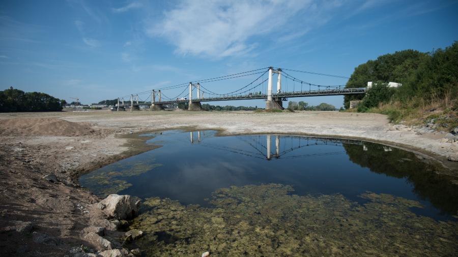 Rio parcialmente seco em Montjean-sur-Loire, na França - Loic Venance/AFP