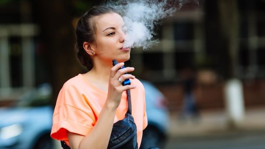 Cigarro eletrônico surgiu como promessa de auxílio para quem deseja parar de fumar - Getty Images