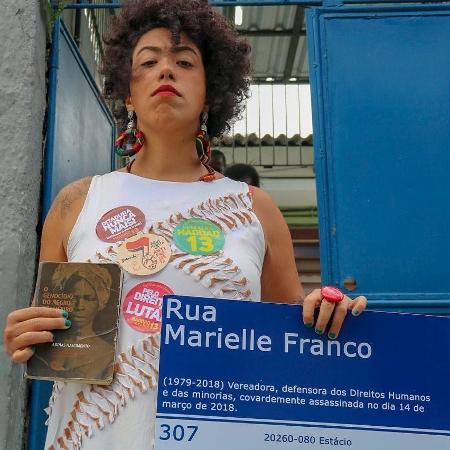 Deputada federal Talíria Petrone (PSOL-RJ) segura placa em homenagem à Marielle Franco - Arquivo pessoal