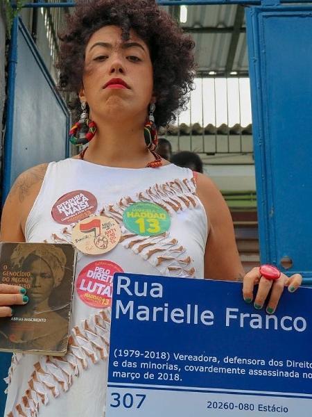 Deputada federal Talíria Petrone (PSOL-RJ) segura placa em homenagem à Marielle Franco