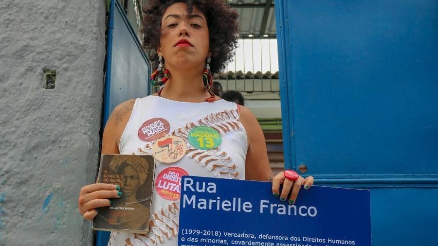 Deputada federal Talíria Petrone (PSOL-RJ) segura placa em homenagem a Marielle Franco - Arquivo pessoal