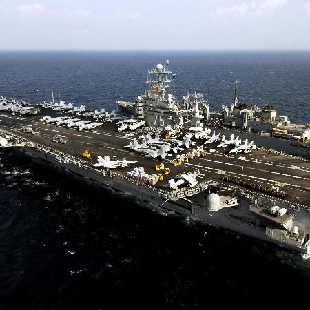 O porta-aviões Harry S. Truman e o navio USNS Arctic próximos ao estreito de Hormuz 