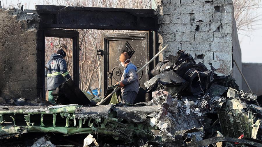 08.jan.2020 - Equipes de resgate buscam corpos após a queda de um avião da Ukraine International Airlines  - AFP