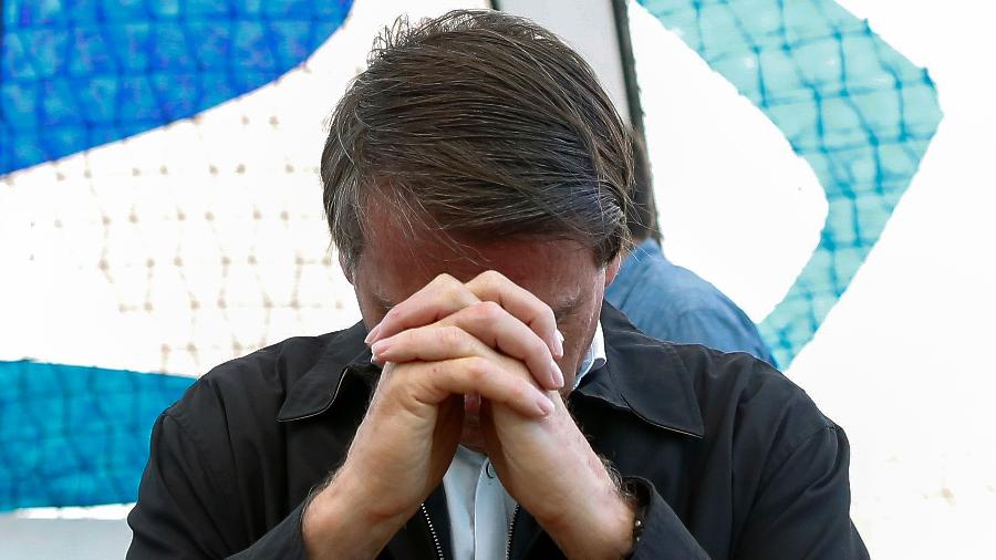 O presidente Jair Bolsonaro faz oração na Catedral de Brasília  - Sérgio Lima - 5.jan.2020/AFP