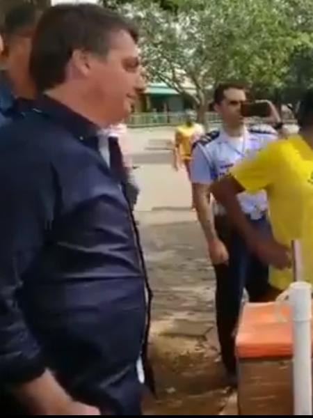 Bolsonaro fala com vendedor de churrasquinho em Taguatinga - Reprodução