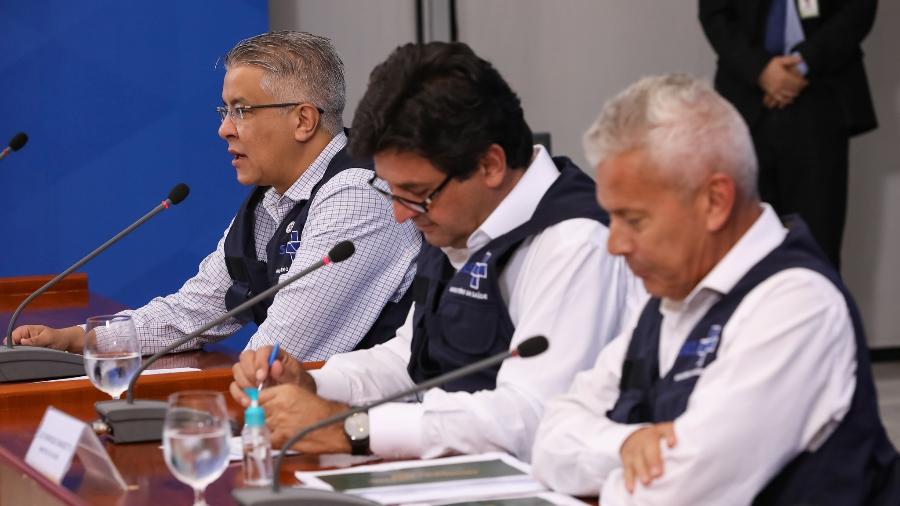 Ministério da Saúde, comandado por Luiz Henrique Mandetta (centro), não quer saber de bola rolando antes de junho - José Dias/PR