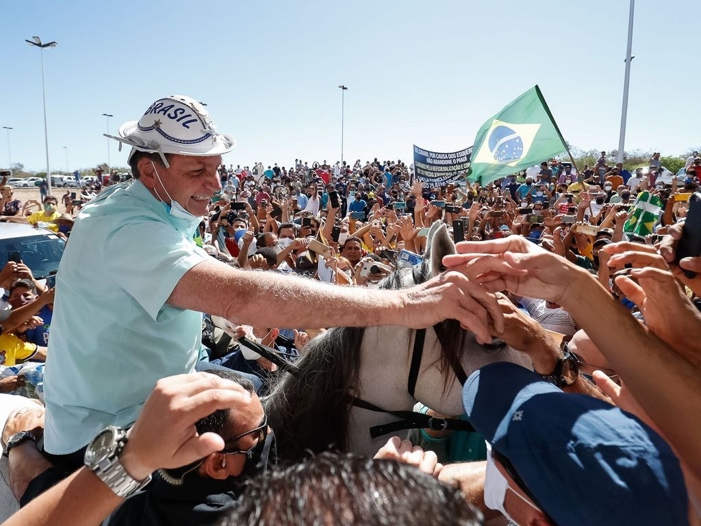 Bolsonaro fica sem máscara em 1º evento público após se recuperar da covid 