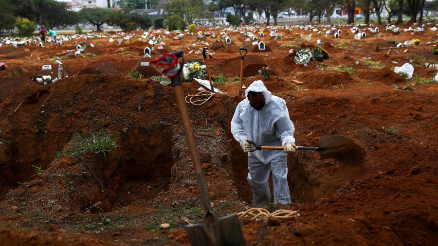 16.jul.2020 - Coveiros trabalham no cemitério da Vl Formosa - Amanda Perobelli/Reuters