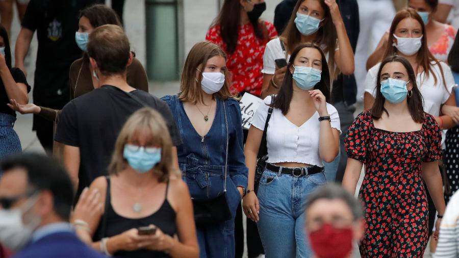 Pessoas usam máscaras de proteção em Nantes, na França - 