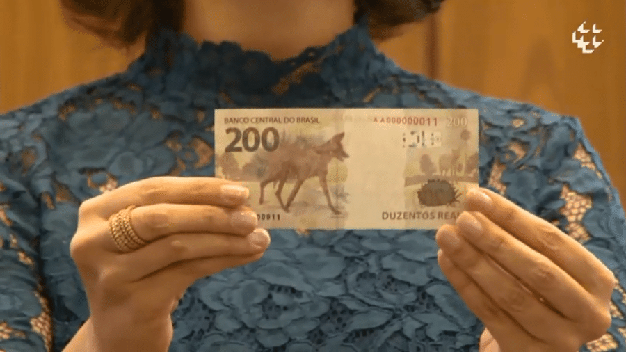 A diretora de administração do Banco Central, Carolina de Assis Barros, apresenta a nova nota de R$ 200 - Reprodução/Banco Central