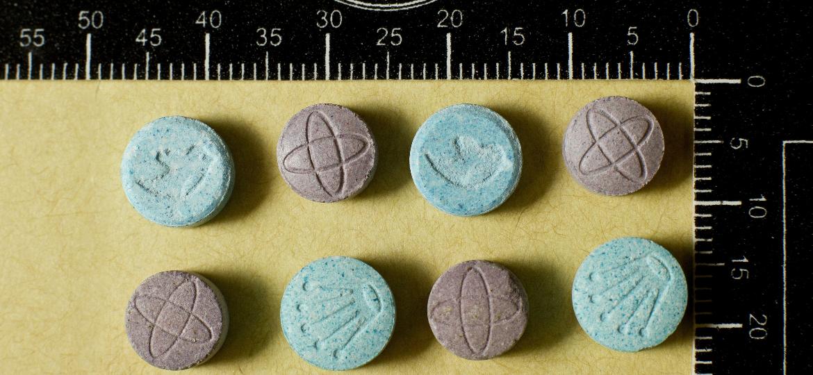 Drogas sintéticas apreendidas pela polícia de SP; as da fileira de baixo, são ecstasy verdadeiros, as de cima, adulterados - Eduardo Knapp/Folhapress