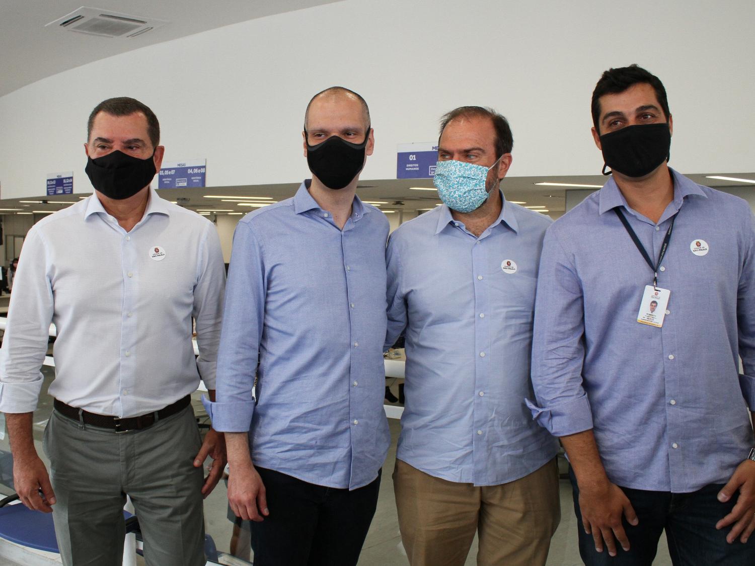 21 out. 2020 - Bruno Covas (PSDB) participa de uma visita ao Descomplica SP, localizado na Avenida Ragueb Chohfi, no Jardim Três Marias, zona leste da capital paulista - PETER LEONE/ESTADÃO CONTEÚDO