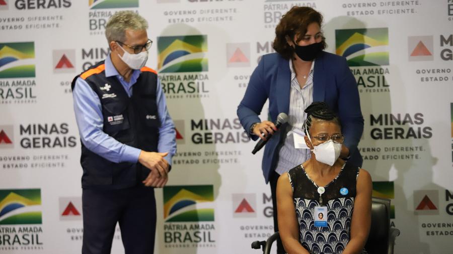 O governador de Minas Gerais, Romeu Zema, participa de ato simbólico do início da vacinação contra a covid-19 no Aeroporto Internacional de Confins, na Grande Belo Horizonte, na última segunda-feira (18) - RAMON BITENCOURT/O TEMPO/ESTADÃO CONTEÚDO