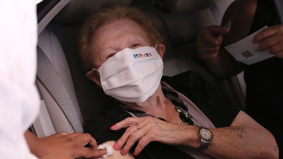 Pola Waiswol, de 91 anos, é parte do grupo prioritário para o qual a vacinação por drive-thru é voltada - Paulo Lopes/BW Press/Estadão Conteúdo