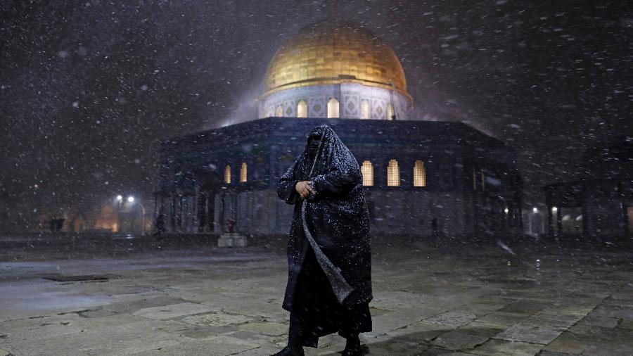 Mulher caminha perto do Domo da Rocha, em Jerusalém - Ahmad Gharabli/AFP