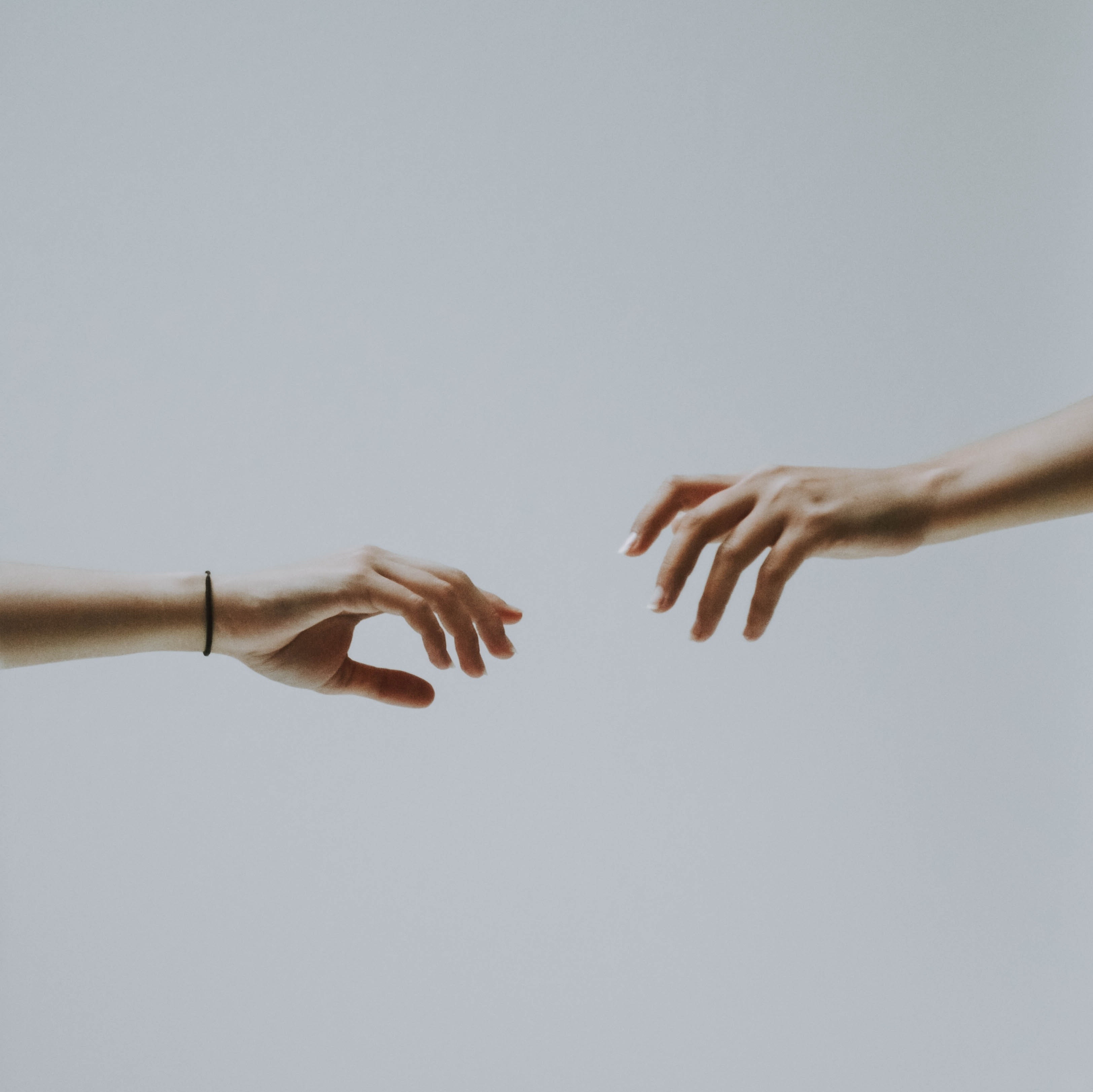 Por que às vezes levamos um choque ao tocar em outra pessoa?