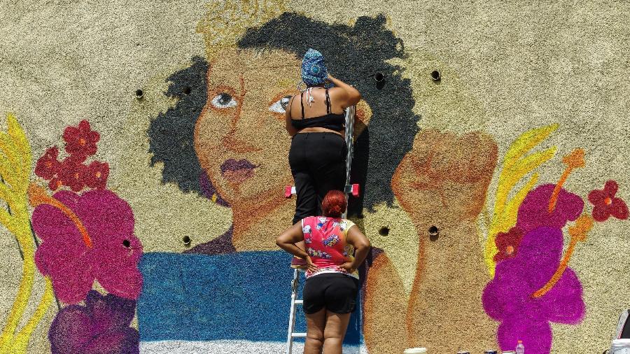 Grupo em Mauá (SP) estendem faixa em memória aos três anos do assassinato da vereadora carioca Marielle Franco, no Boulevard da rodoviária central  - ROBERTO SUNGI/ESTADÃO CONTEÚDO