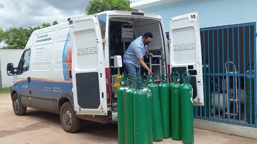 Motorista entrega cilindros de oxigênio no Hospital Municipal Antônio Batista da Silva, em Bela Vista de Goiás - Arquivo pessoal