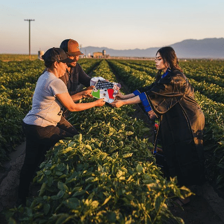 Jennifer com os pais na plantação de morangos - Reprodução/Instagram/@branden.shoots