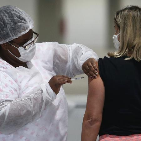 Brasil está perto de alcançar a marca de 25,6 milhões de pessoas com vacinação completa contra a covid-19 - Foto: GUILHERME DIONíZIO/ESTADÃO CONTEÚDO