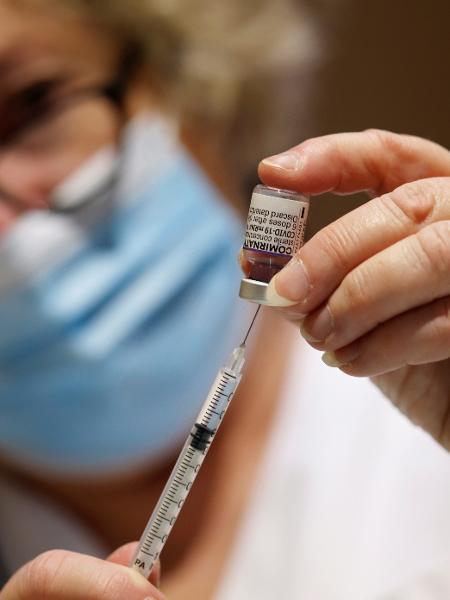 Enfermeira prepara dose da vacina da Pfizer contra a covid-19 - Eric Gaillard/Reuters