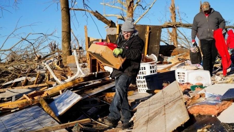 Moradores de Mayfield, Kentucky, tentam resgatar pertences dos escombros após tornados que estão entre os mais devastadores da história dos EUA - Reuters