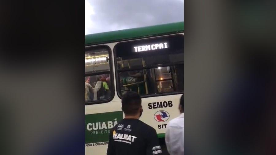 Vídeo mostra briga de passageiro com motorista em Cuiabá - Reprodução