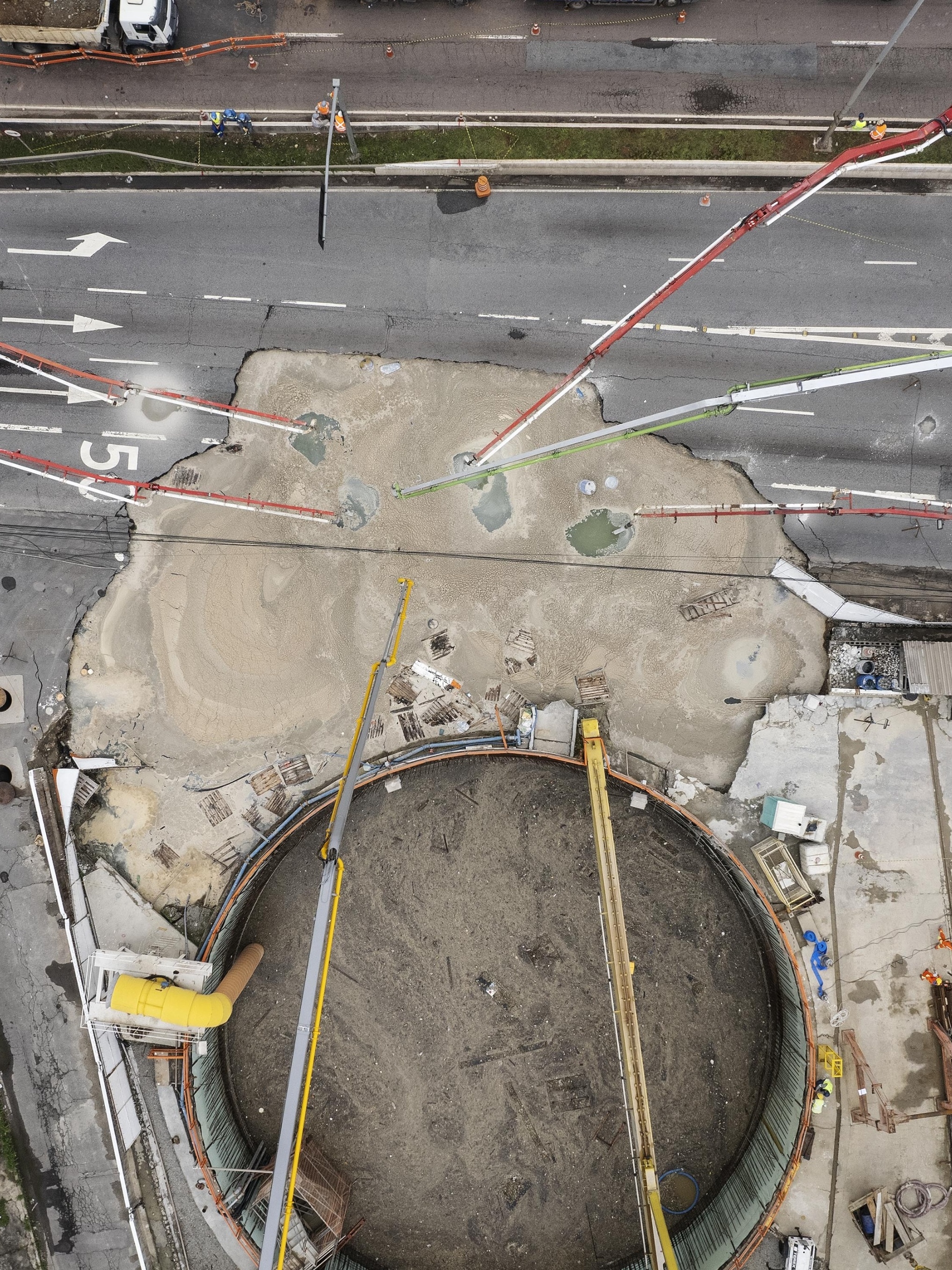 Marginal Tietê: Dois tatuzões seguem submersos 3 semanas após cratera