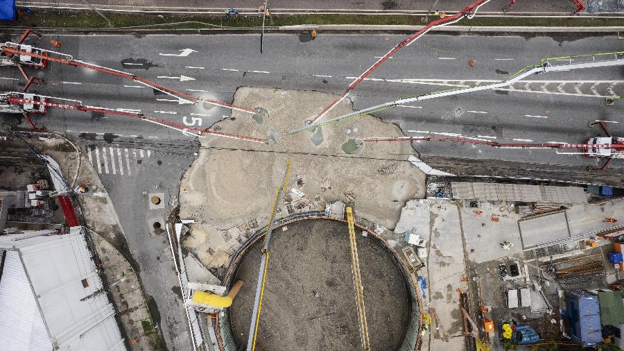 2.fev.2022 - Cratera aberta ao lado de obra do Metrô na marginal Tiete recebe concreto despejado por tubos dos caminhões  - Eduardo Knapp/Folhapress