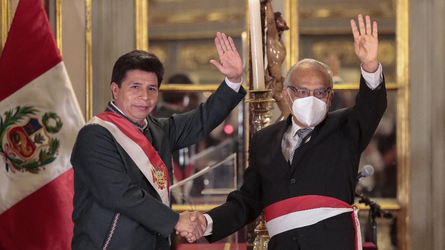 8.fev.22 - O Presidente do Peru, Pedro Castillo (esquerda), parabeniza Anibal Torres após ele tomar posse como Chefe de Gabinete em Lima - AFP PHOTO / PERUVIAN PRESIDENCY/ CESAR FAJARDO