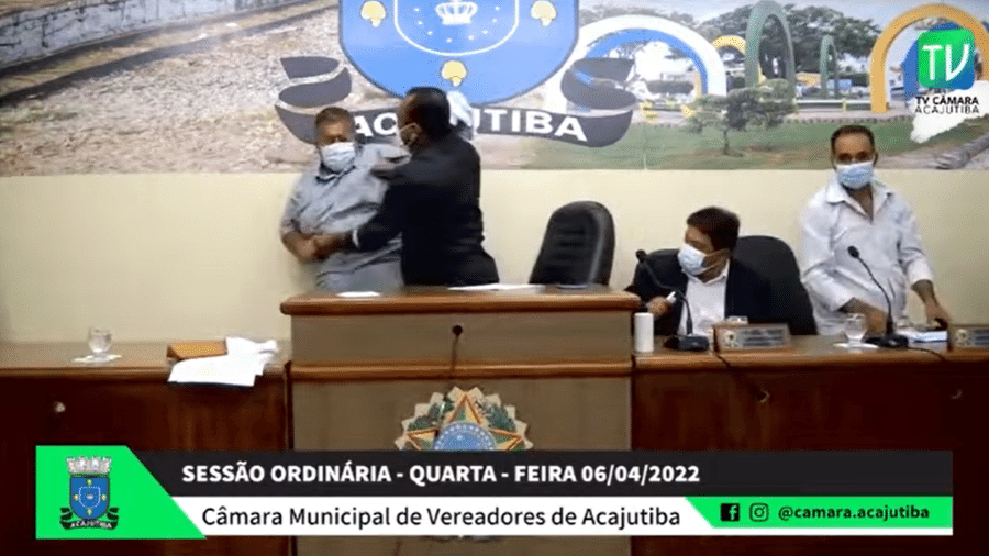 06.abr.22 - Uma sessão da Câmara de Acajutiba, na Bahia, acaba em tapas e empurrões após vereador se irritar com presidente - Reprodução