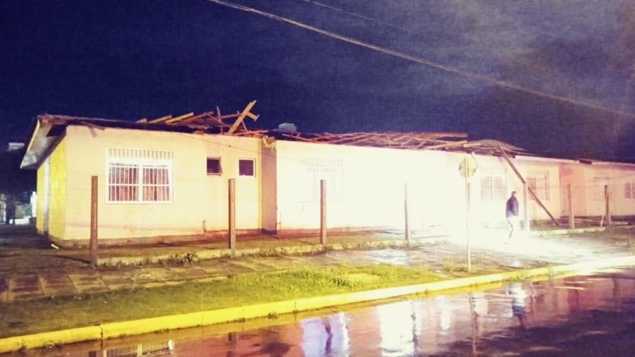 Parte de telhado de hospital de Tramandaí foi arrancado com força dos ventos - Divulgação/Prefeitura de Tramandaí