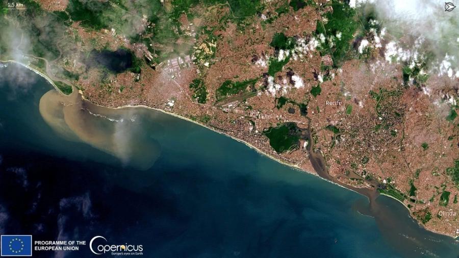 Imagem de satélite mostra sedimentos desembocando no mar após deslizamentos - Reprodução/ Programa Copernicus
