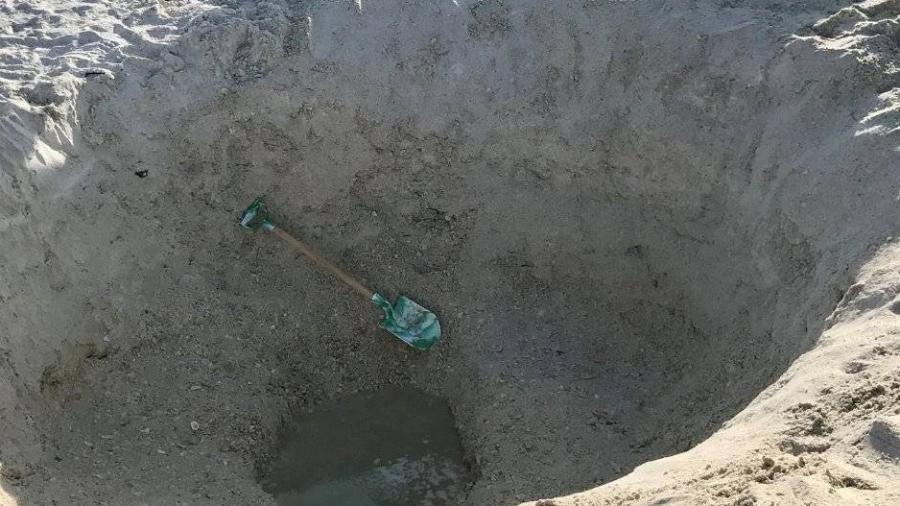 Autoridades locais alertam para que, ao final da brincadeira, o buraco seja preenchido de volta - Divulgação/Departamento de Polícia de Marco Island 