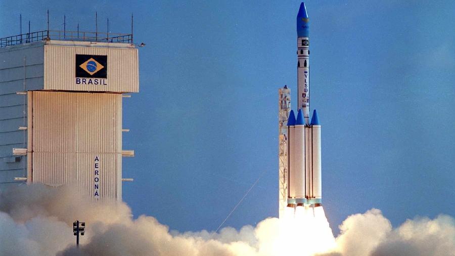 Lançamento do VLS-1 V02, em 1999; por falha no segundo estágio, o foguete foi destruído - AEB