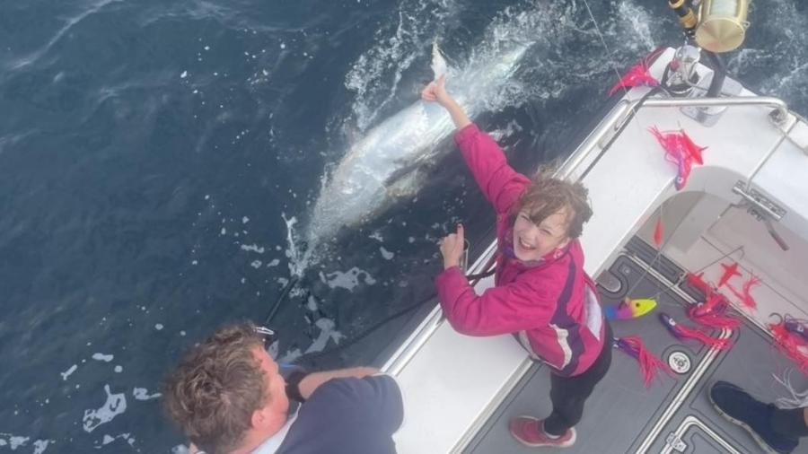 O atum-azul pescado pela menina tinha quase seis vezes o peso dela - Reprodução/Facebook Fortuna Charters