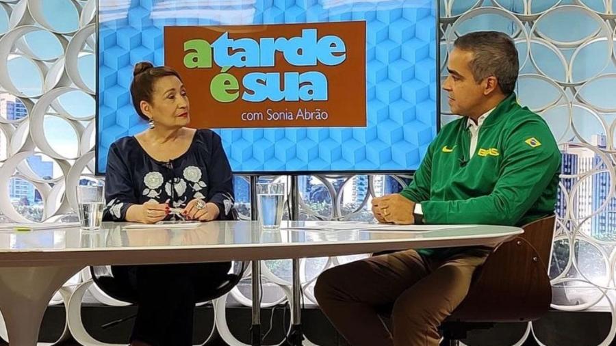  Sônia Abrão entrevistando o ministro da Cidadania do governo Bolsonaro, Ronaldo Bento - Reprodução/Instagram