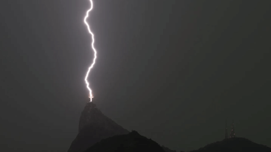 Fotógrafo captou imagem do Cristo Redentor atingido por um raio no Rio de Janeiro - Reprodução / Instagram / Fernando Braga
