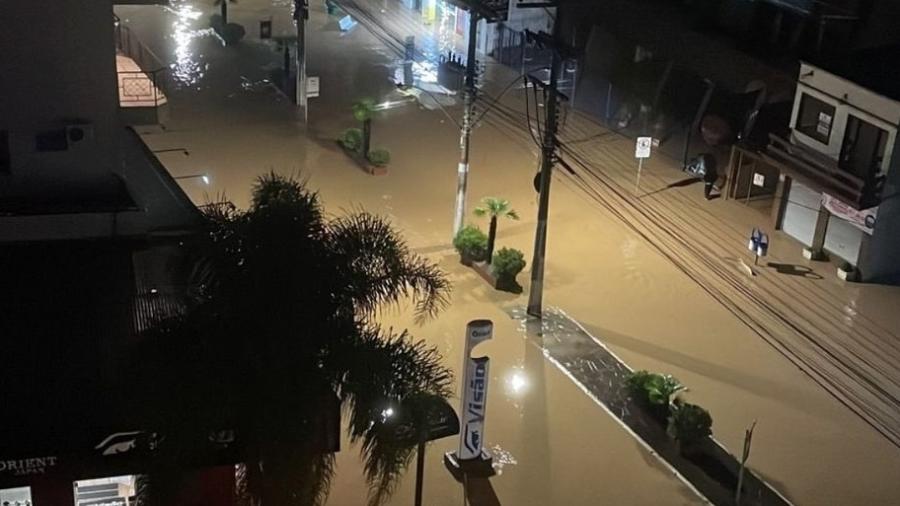 Centro de Santo Antônio da Patrulha, no nordeste do Rio Grande do Sul, por causa do ciclone extratropical - Reprodução rede social 