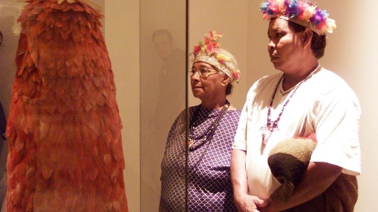 25.mai.2000 - Indígenas observam o manto tupinambá na Mostra do Redescobrimento, realizada em São Paulo em comemoração dos 500 anos de história do Brasil no ano 2000
