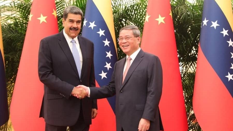 O presidente Nicolás Maduro, ao lado do primeiro ministro da China, Li Qiang