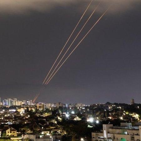 14.abr.2024 - Sistema anti-míssil de Israel operando na cidade de Ashkelon após ataque iraniano