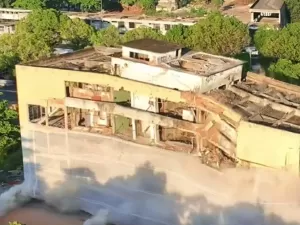 Antigo prédio do Clube dos Portuários é implodido no Rio; assista