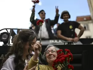 Morre a 'Dama dos Cravos', símbolo da revolução que encerrou ditadura em Portugal