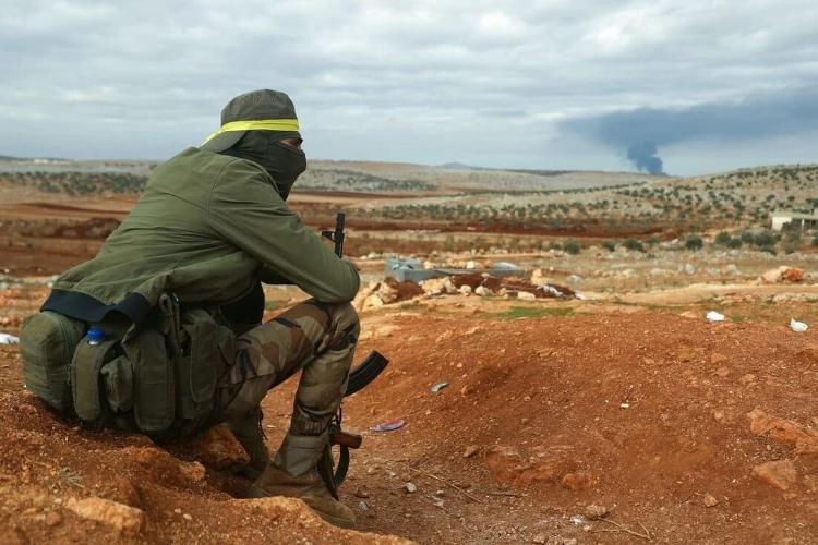 Combatente jihadista ocupa posição na periferia de Atarib, em Aleppo, no norte da Síria