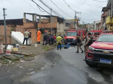 Casa de dois andares desaba em BH; adolescente é resgatada