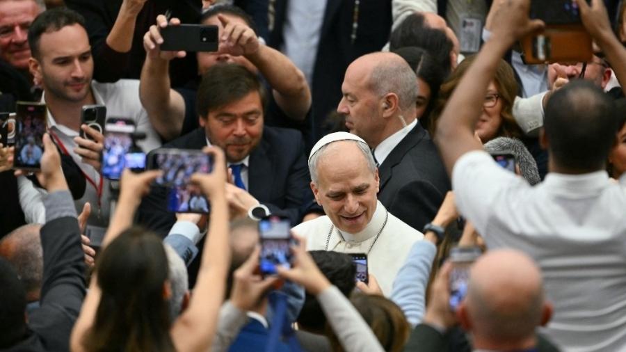 O Papa Leão 14 se encontra com jornalistas no salão Paulo VI, no Vaticano, em 12 de maio de 2025 O Papa Leão 14 se encontra com jornalistas no salão Paulo VI, no Vaticano, em 12 de maio de 2025