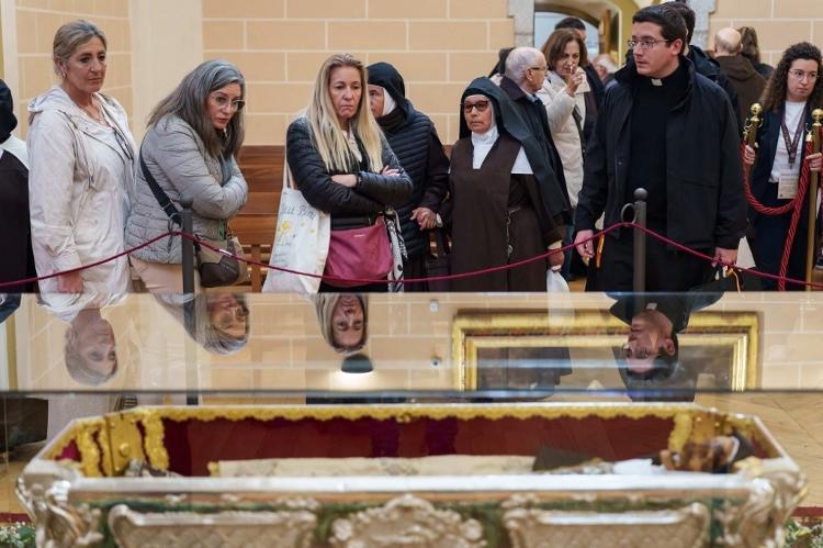 Fiéis contemplam o corpo de Santa Teresa de Jesus na Basílica da Anunciação de Nossa Senhora do Carmo, em Alba de Tormes, província de Salamanca Fiéis contemplam o corpo de Santa Teresa de Jesus na Basílica da Anunciação de Nossa Senhora do Carmo, em Alba de Tormes, província de Salamanca